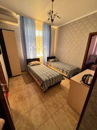 Гостиница ЮгРа Геленджик Стандартный четырехместный номер-3