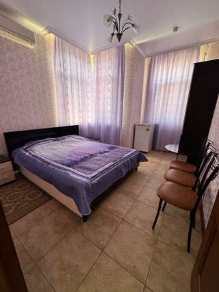 Гостиница ЮгРа Геленджик Стандартный четырехместный номер-1