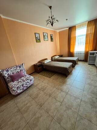 Гостиница ЮгРа Геленджик Двухместный номер с 2 отдельными кроватями и душем-1